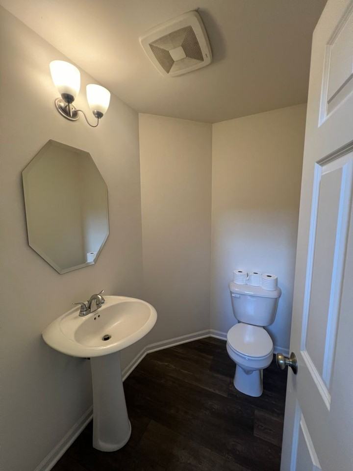 3S625 Camden St - Photo 7 of 47