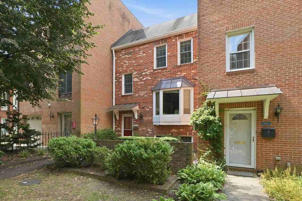 6924 Mclean Park Manor Ct - Photo 2 of 25