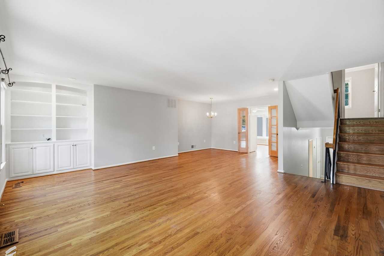6924 Mclean Park Manor Ct - Photo 5 of 25