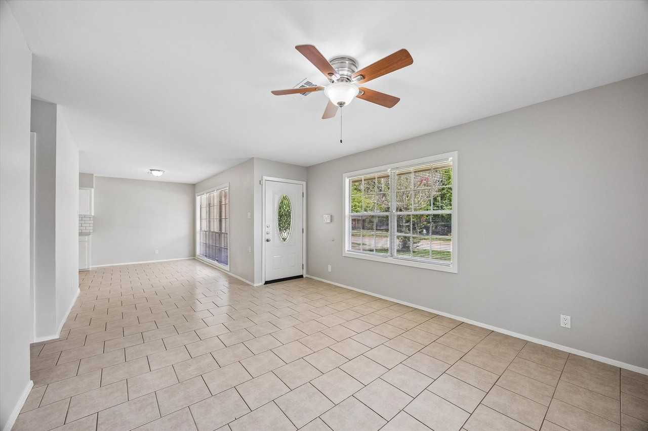 10214 Torrington Ln - Photo 5 of 17