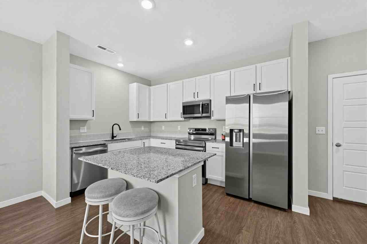 229 Molinar St - Photo 5 of 20