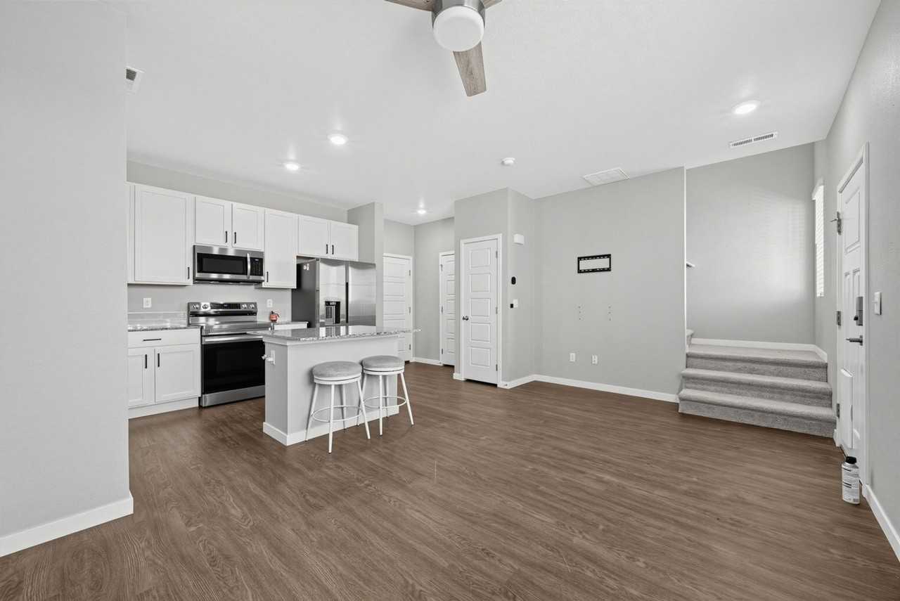 229 Molinar St - Photo 7 of 20