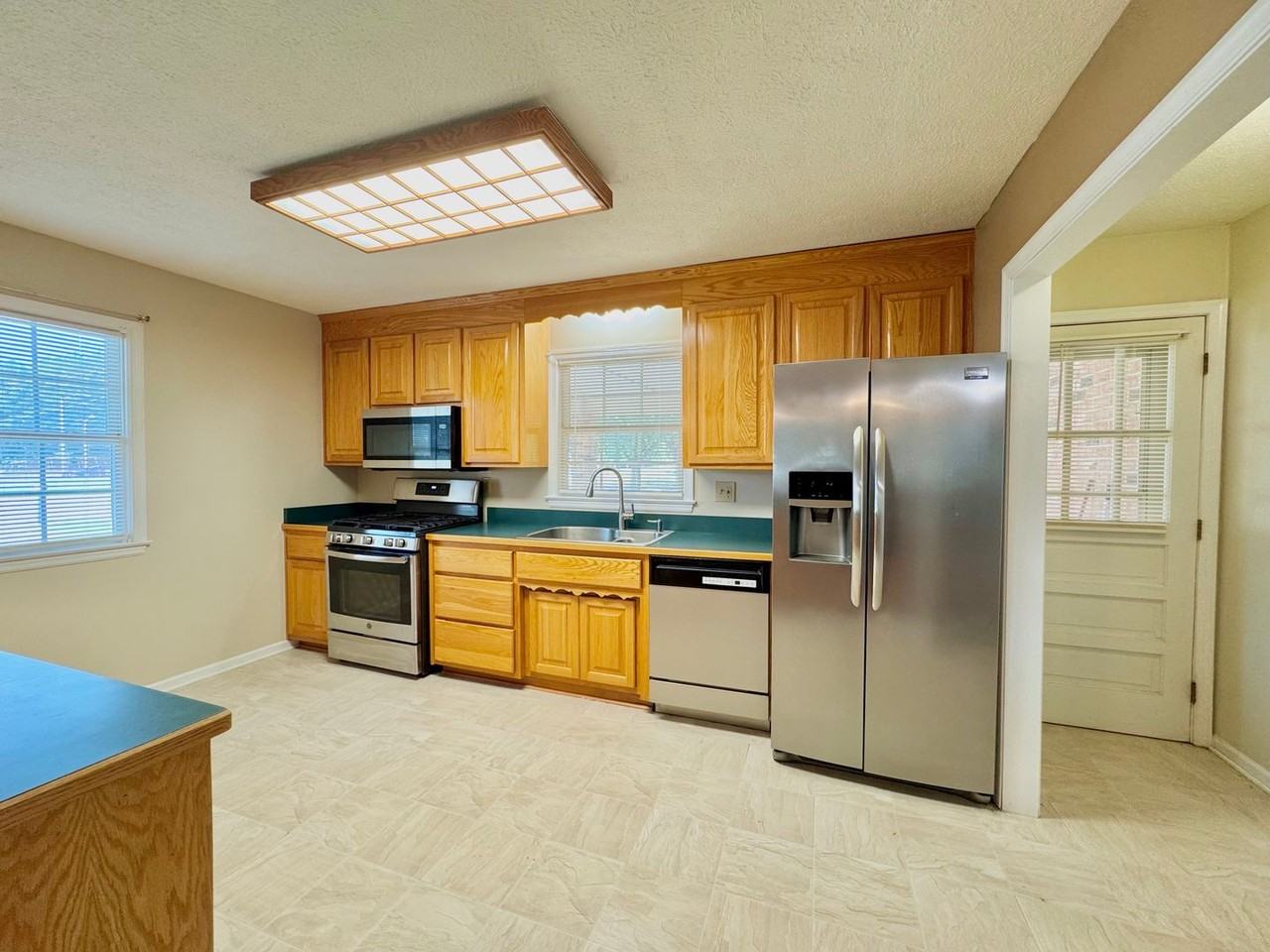 301 E Ferrell St - Photo 3 of 13