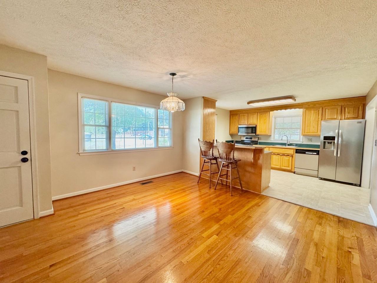 301 E Ferrell St - Photo 4 of 13