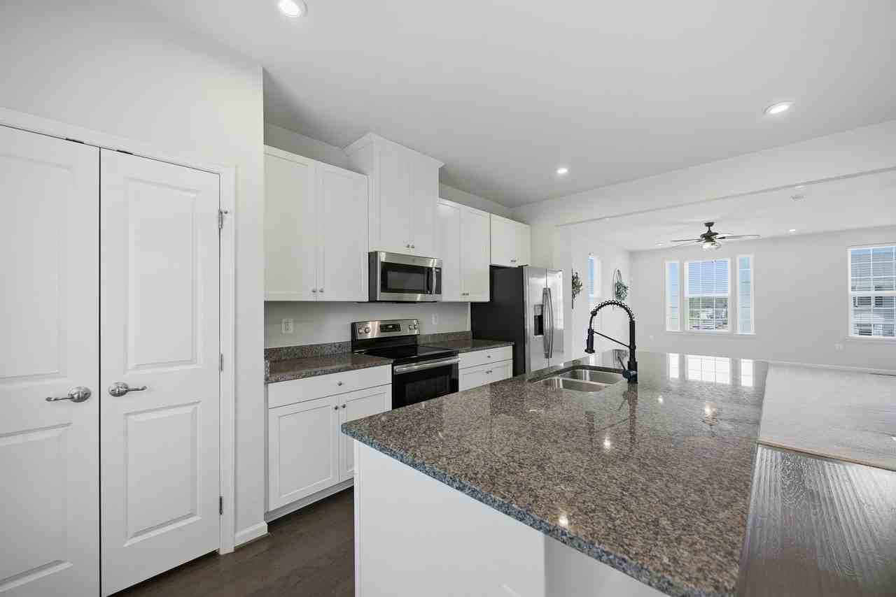 6410 Crittenden Ln - Photo 4 of 32