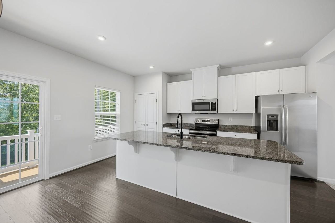 6410 Crittenden Ln - Photo 6 of 32