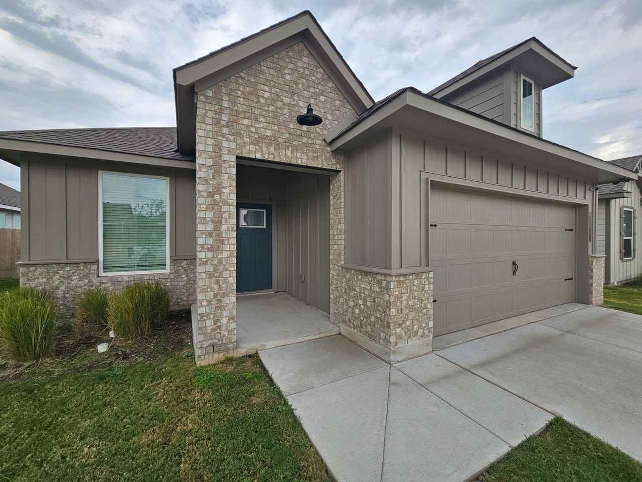 931 James Parker Cir - Photo 3 of 14