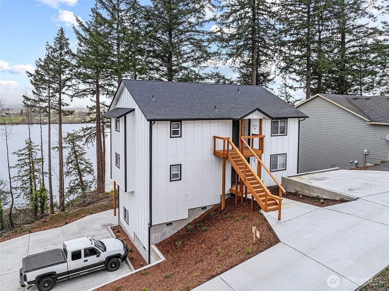 572 Columbia St #B - Photo 2 of 24