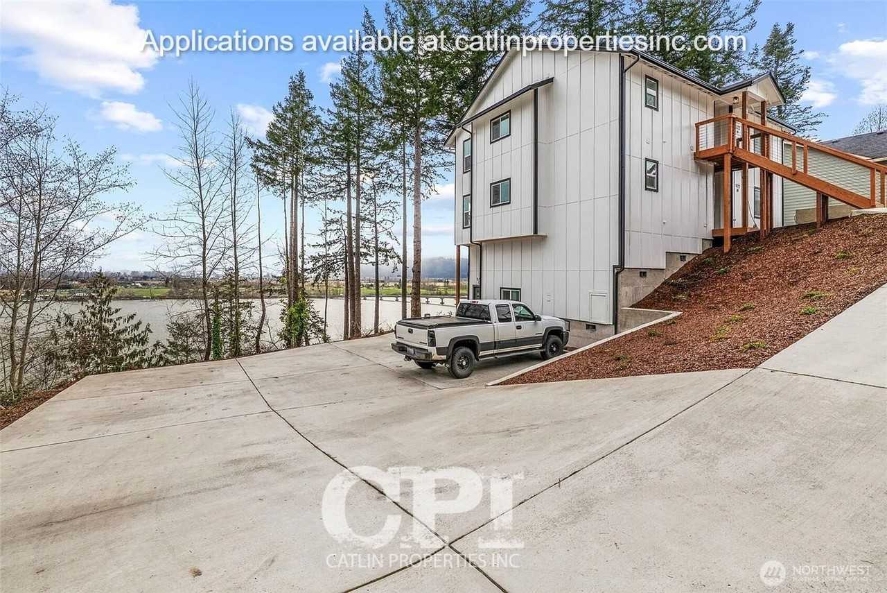 572 Columbia St #C - Photo 2 of 18