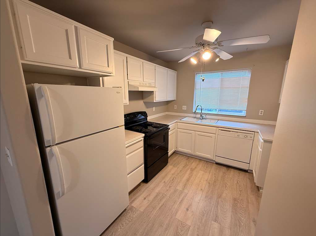 2950 Ne Nikki Ct - Photo 2 of 11