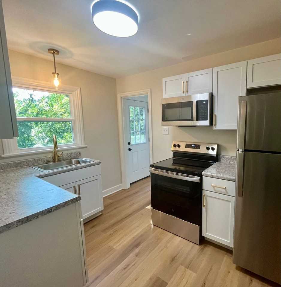 2412 Henderson St - Photo 3 of 10