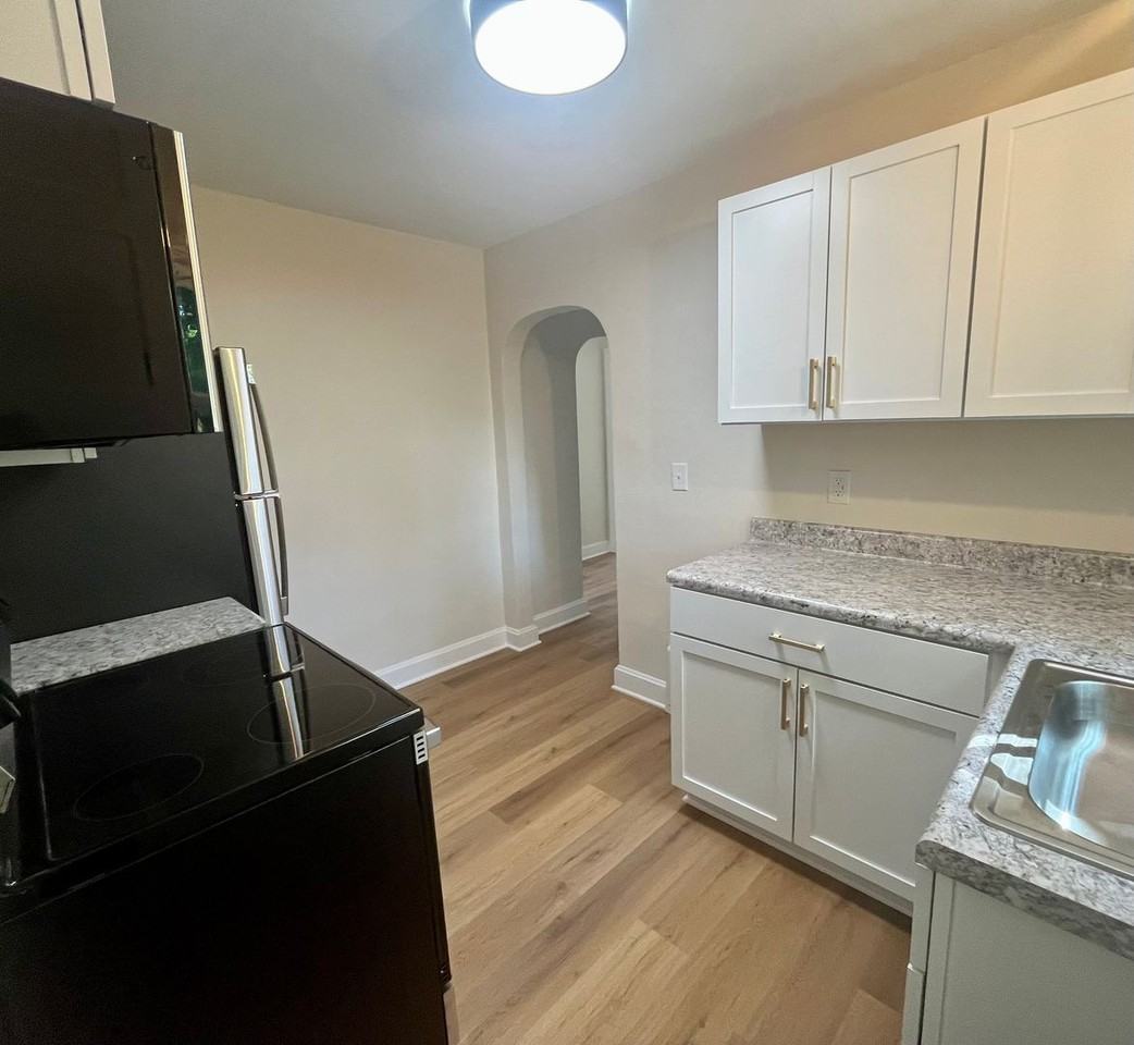 2412 Henderson St - Photo 4 of 10
