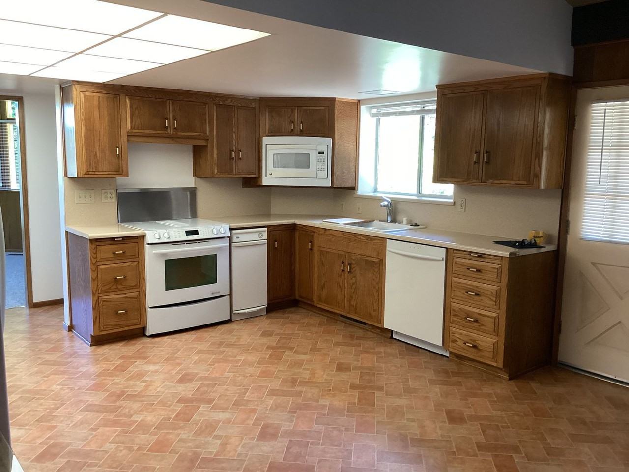 271 Bowen Ave - Photo 4 of 24