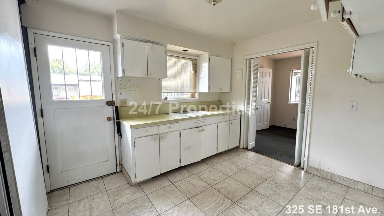 325 Se 181st Ave - Photo 5 of 18