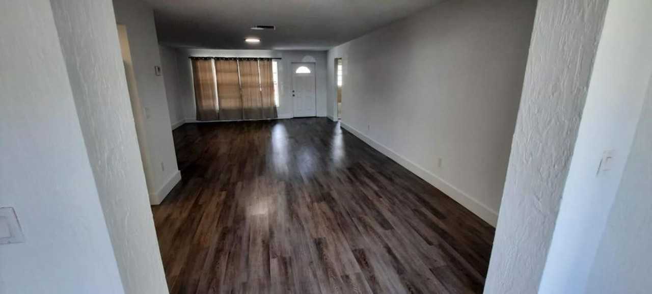 9370 Sw 1st Pl - Photo 4 of 11