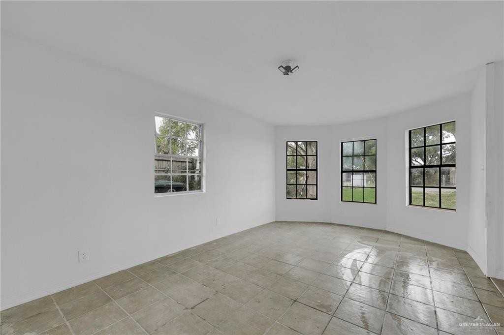 810 Catarina St - Photo 3 of 14