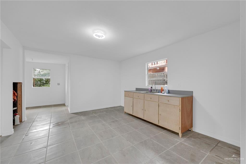 810 Catarina St - Photo 6 of 14
