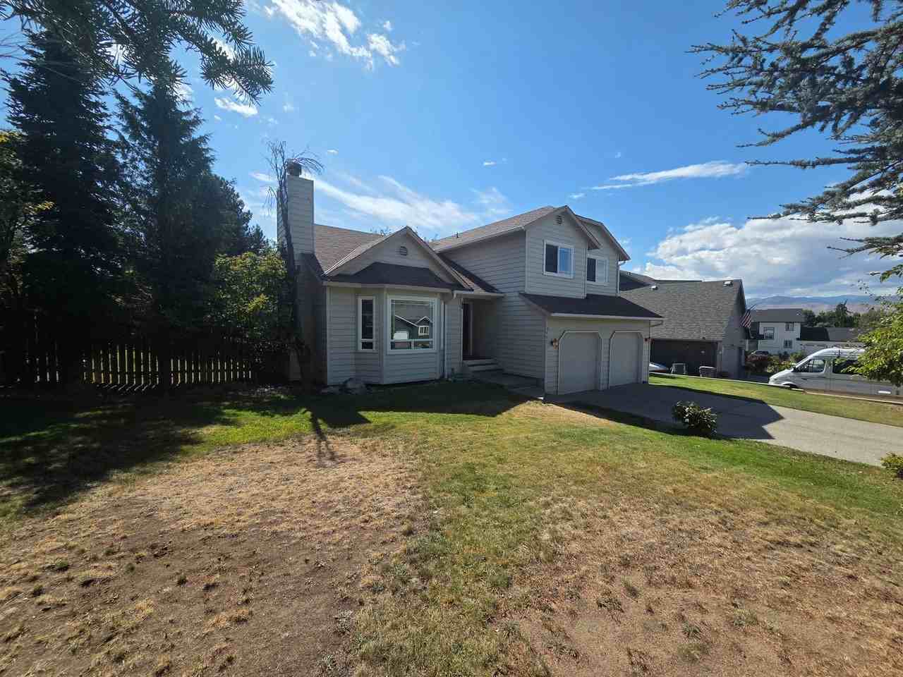 2467 Summit Dr - Photo 2 of 26