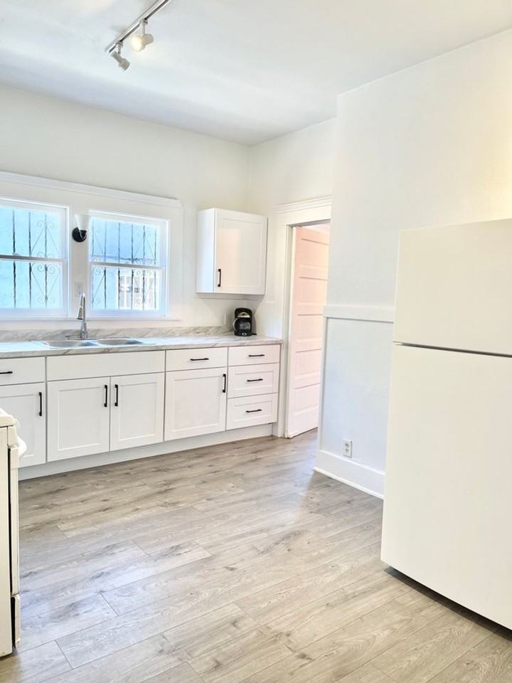 1651 W 11th Pl #1651 - Photo 3 of 11