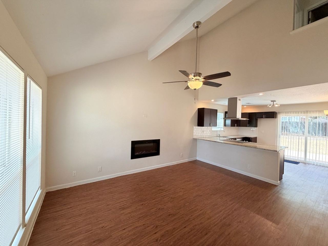 1605 Parkwood Dr - Photo 2 of 33