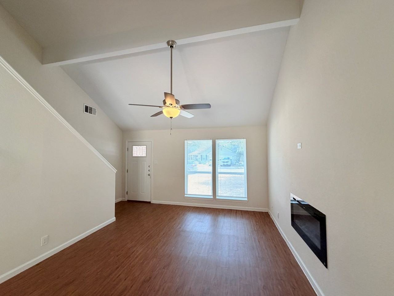 1605 Parkwood Dr - Photo 4 of 33