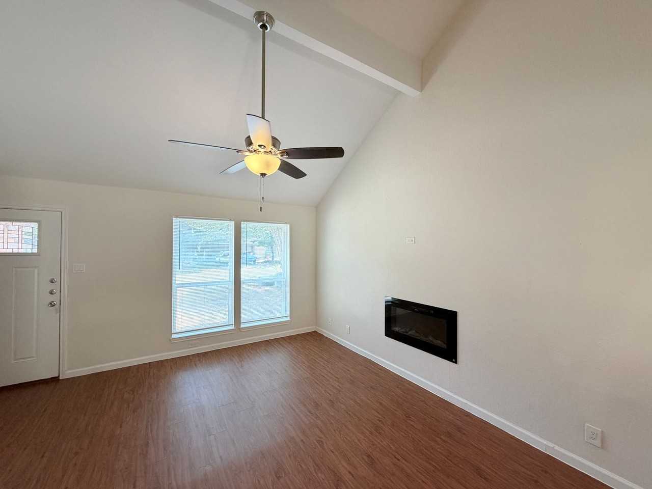 1605 Parkwood Dr - Photo 5 of 33