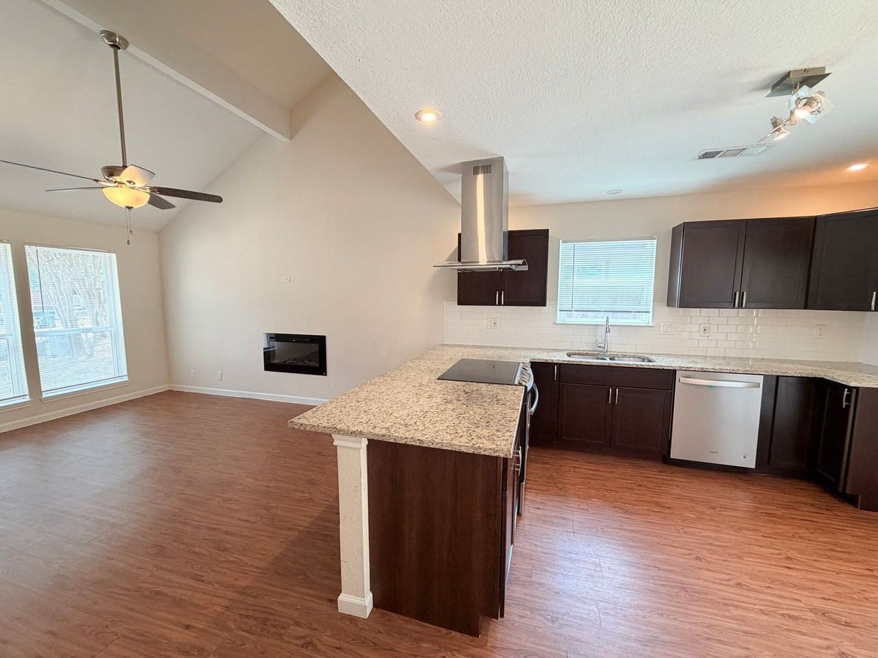 1605 Parkwood Dr - Photo 6 of 33