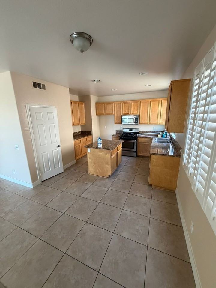 16060 Edgewater Ln - Photo 5 of 18