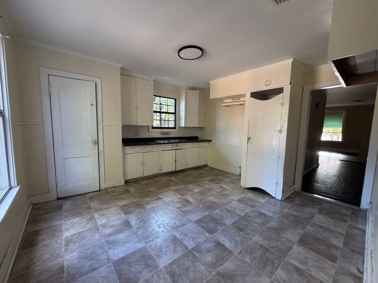 1414 Parker St - Photo 2 of 10