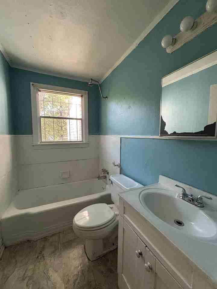 1414 Parker St - Photo 6 of 10