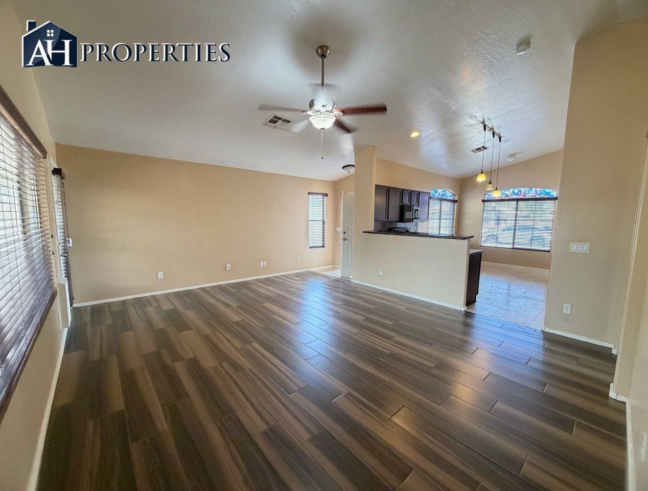 9543 W Sunnyslope Ln - Photo 3 of 16