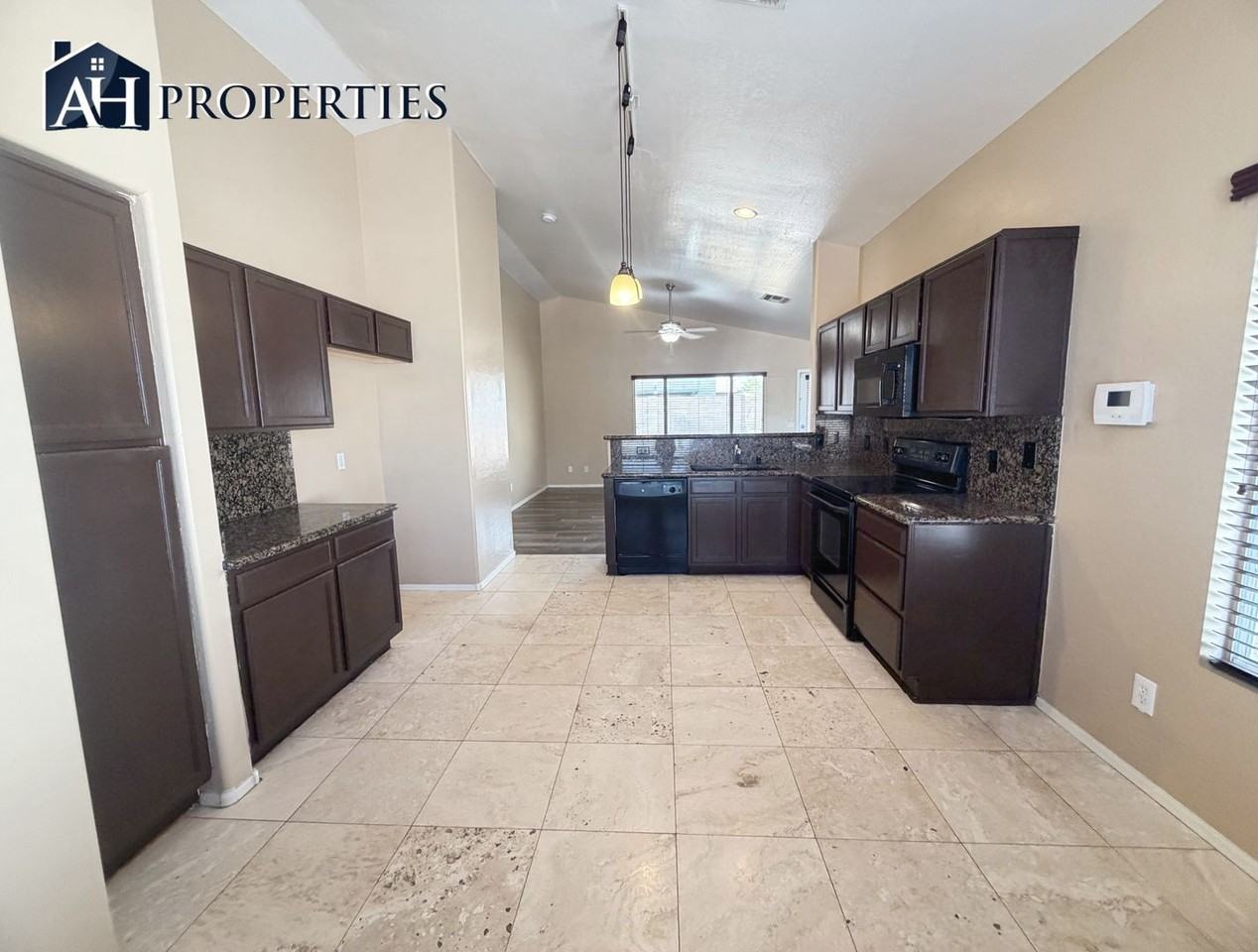 9543 W Sunnyslope Ln - Photo 4 of 16