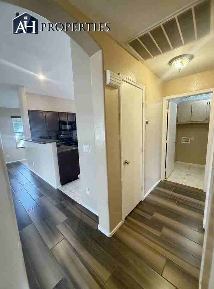 9543 W Sunnyslope Ln - Photo 5 of 16