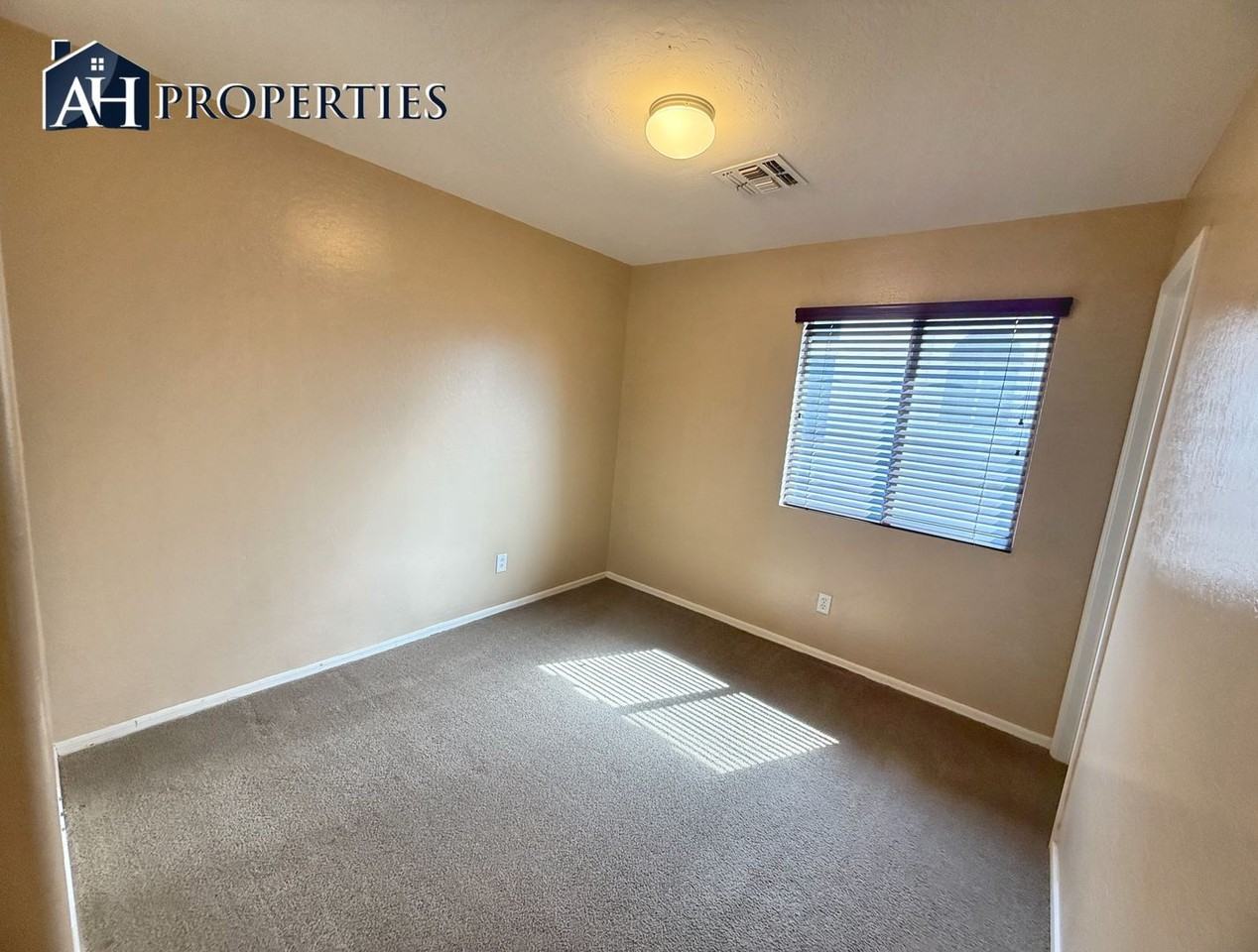 9543 W Sunnyslope Ln - Photo 7 of 16