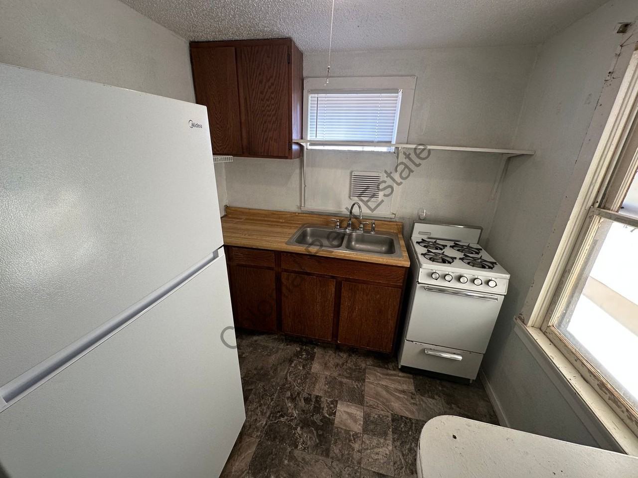 209 1/2 Gidding St - Photo 3 of 4
