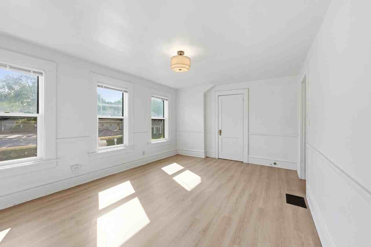 1511 Perry St - Photo 6 of 22