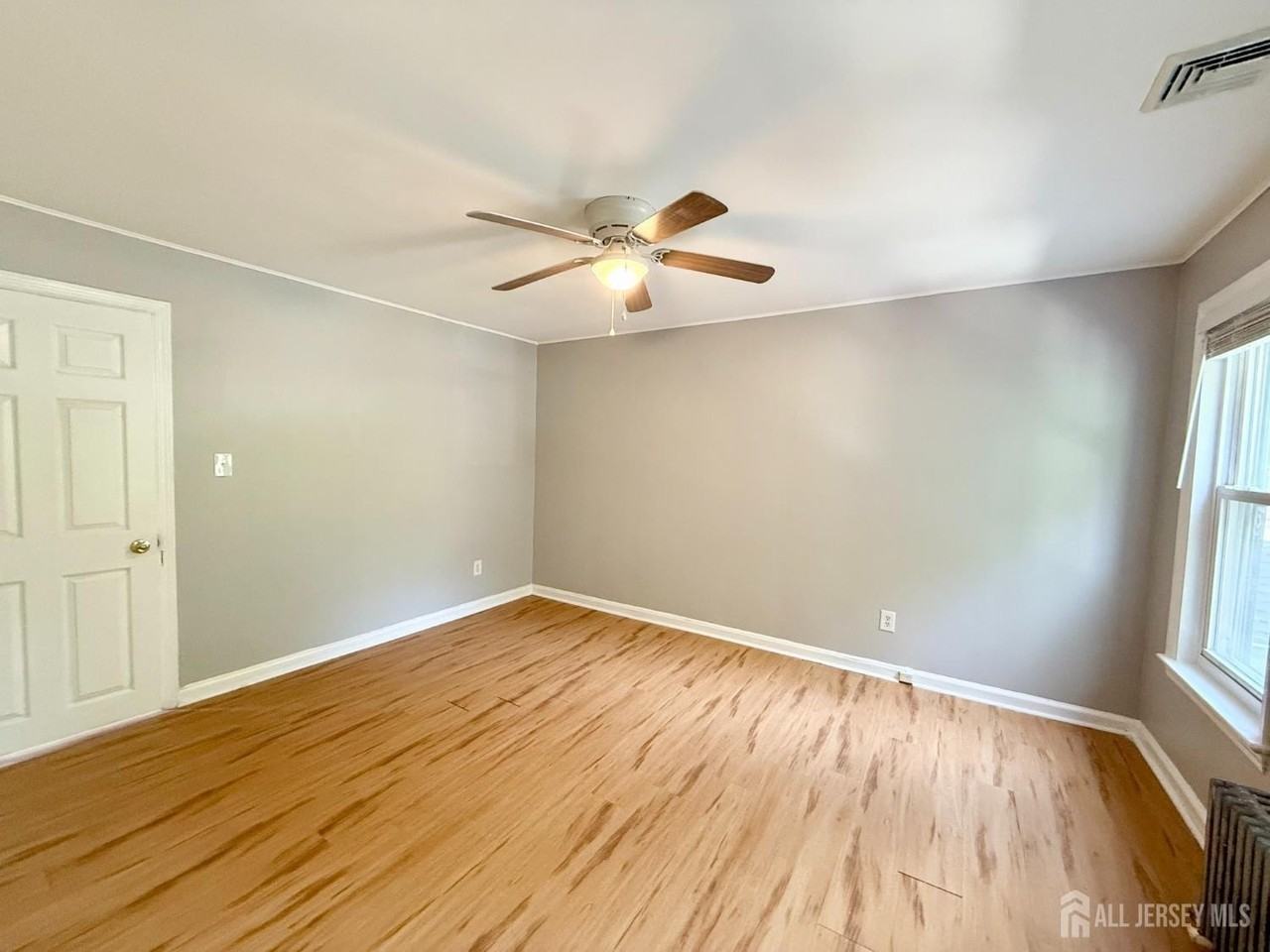 417 John St - Photo 7 of 9