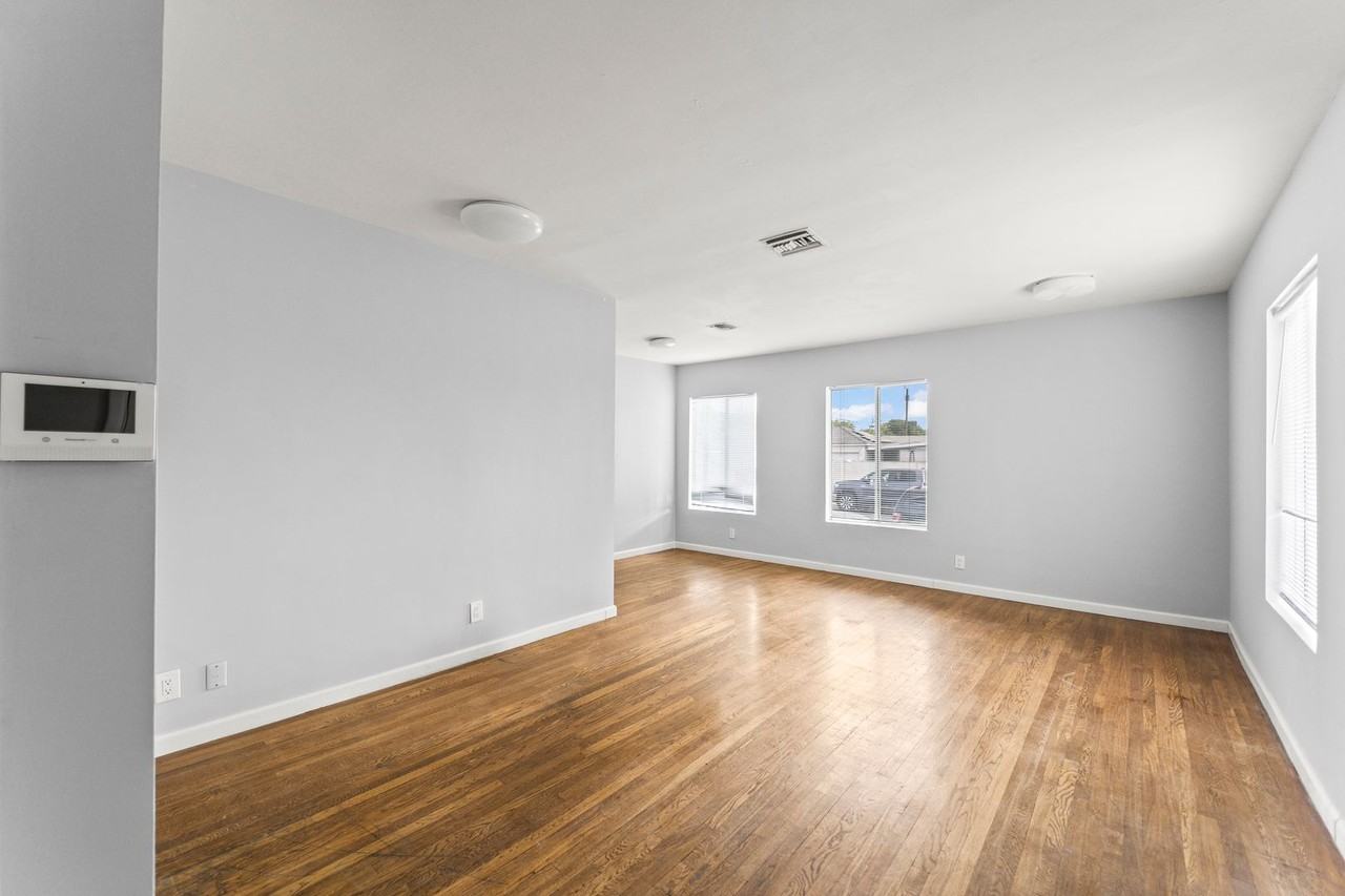 8102 Norwich Ave - Photo 4 of 23