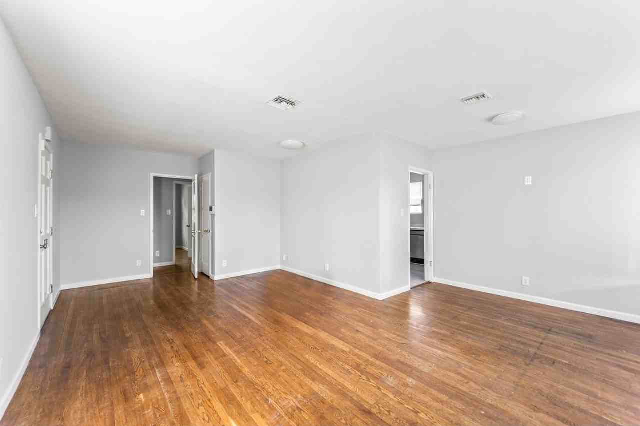 8102 Norwich Ave - Photo 5 of 23