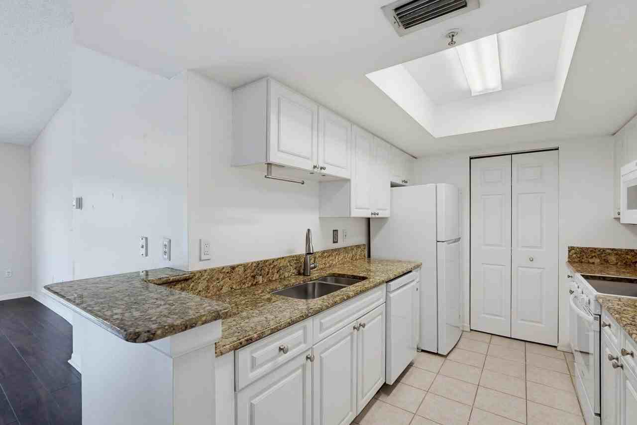 400 Crestwood N Court , 417 ##417 - Photo 3 of 50