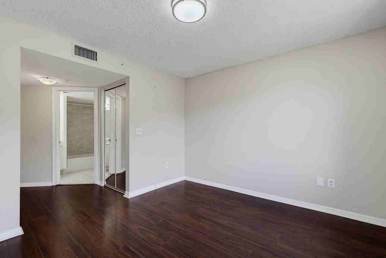 400 Crestwood N Court , 417 ##417 - Photo 5 of 50