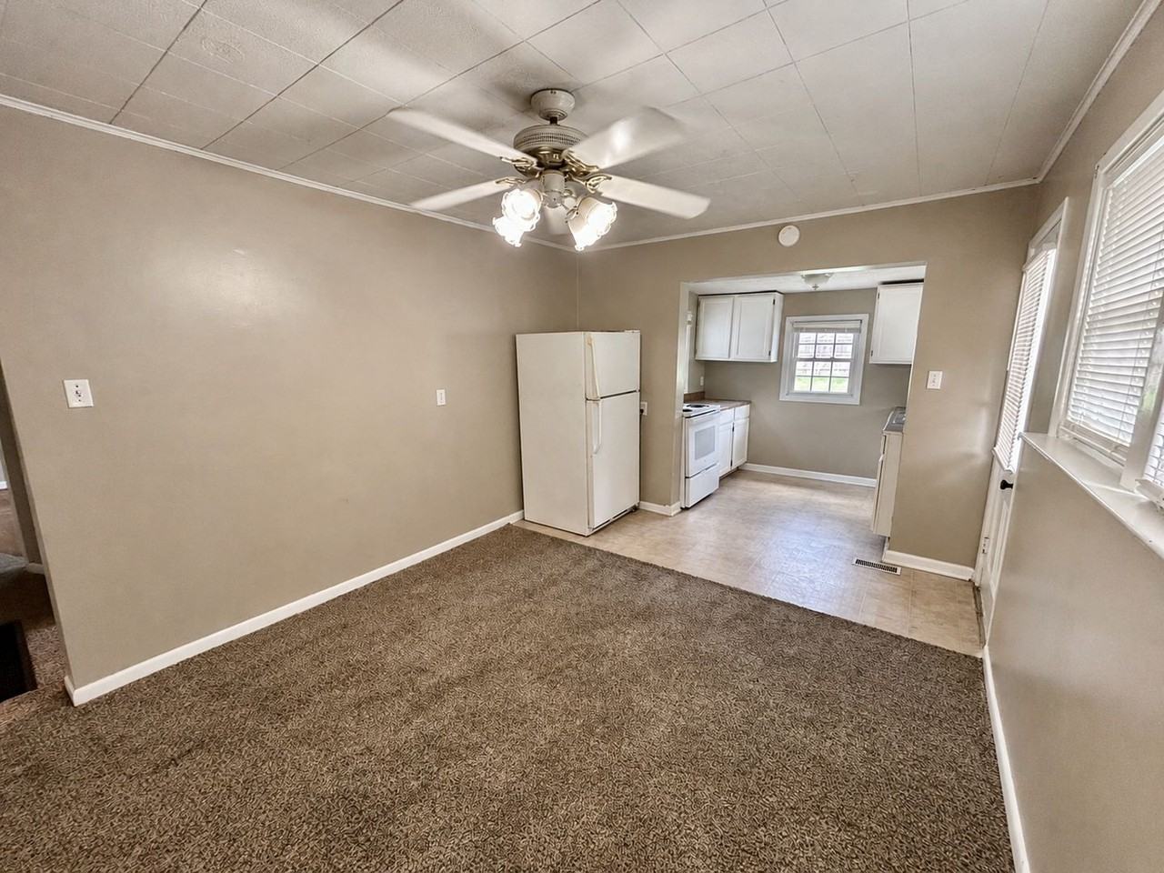 627 Golfview Dr - Photo 5 of 17