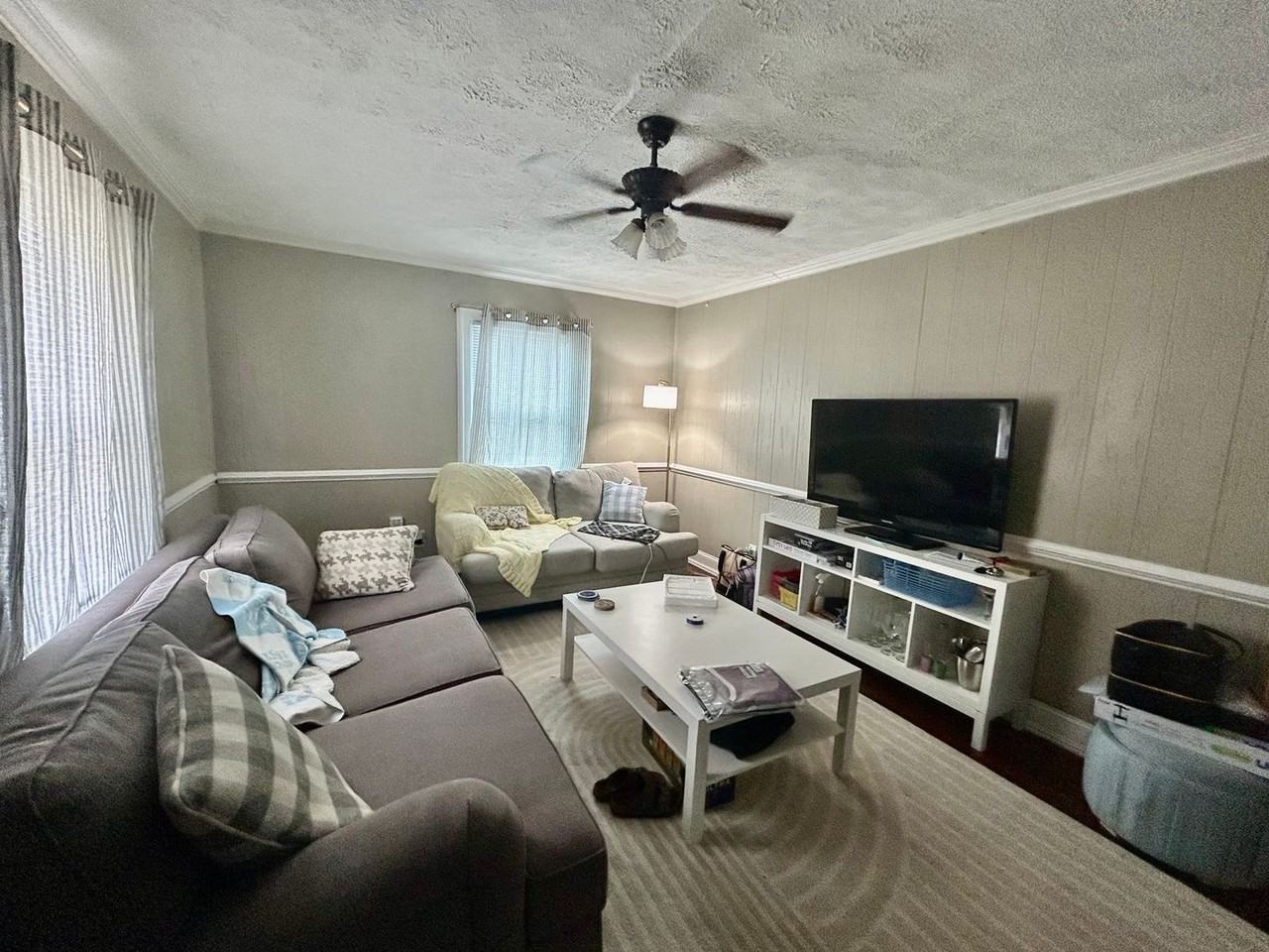 647 Golfview Dr - Photo 2 of 9