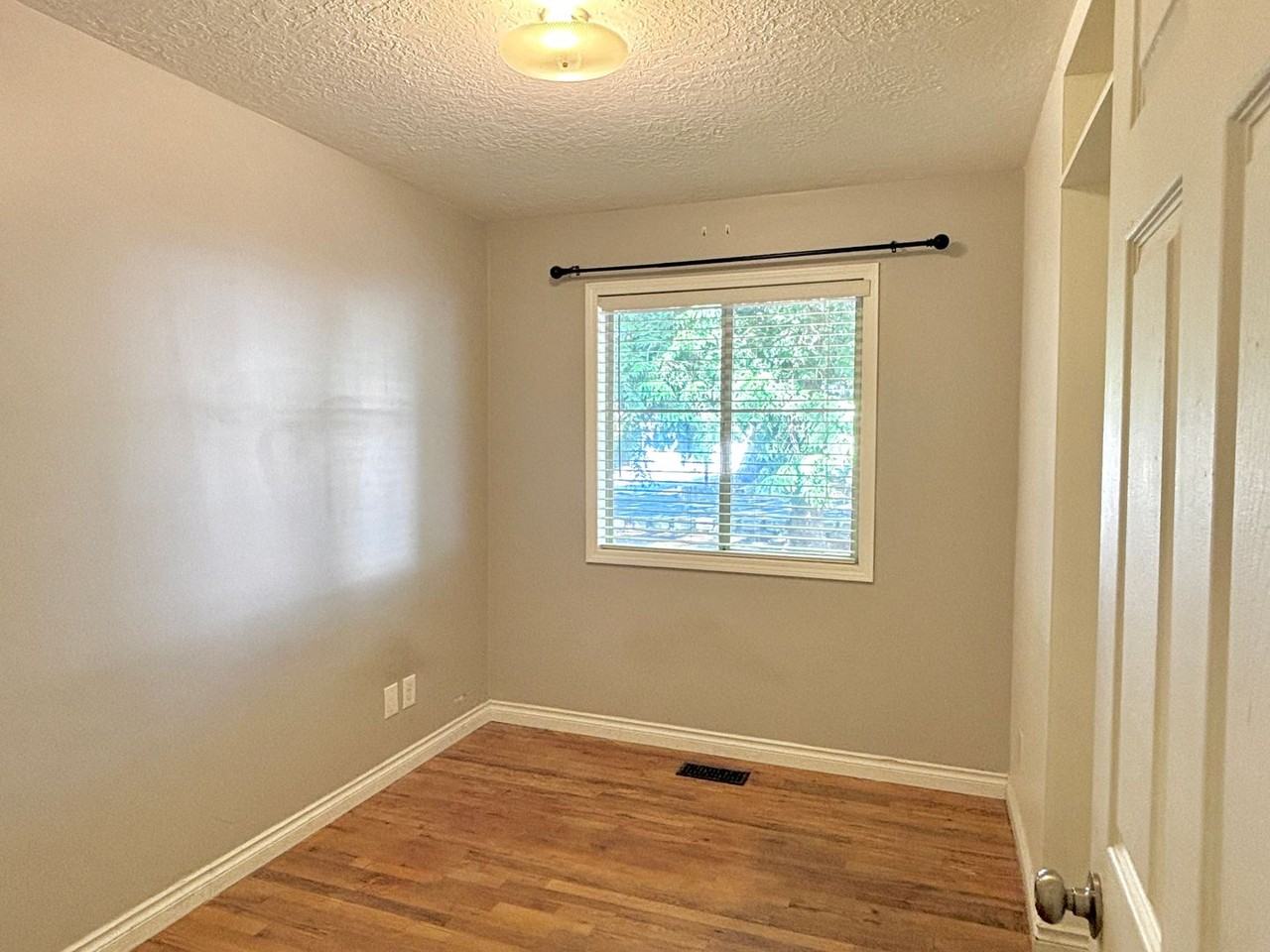 1930 Se 147th Ave - Photo 5 of 10