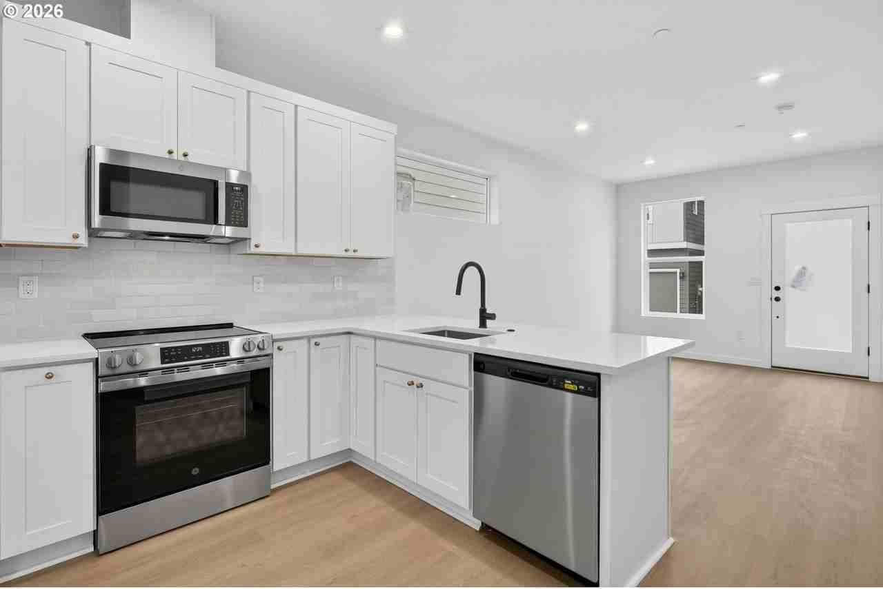 4055 Sw Mckinley St - Photo 3 of 30