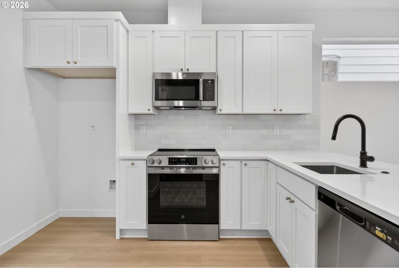 4055 Sw Mckinley St - Photo 4 of 30
