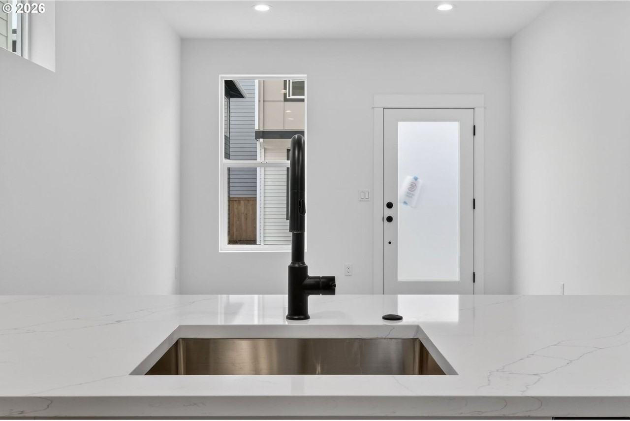 4055 Sw Mckinley St - Photo 6 of 30