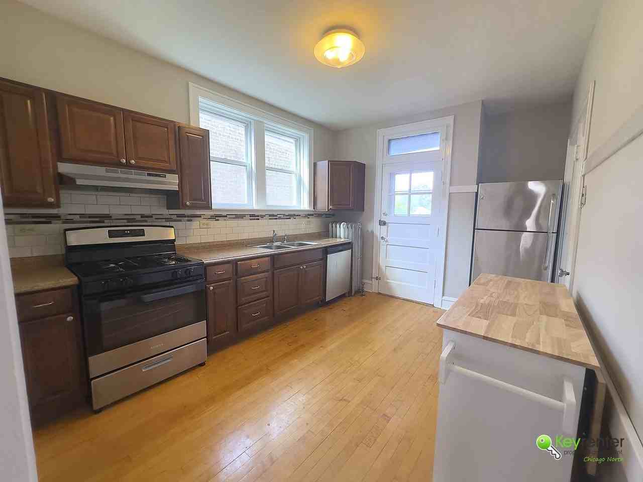 6718 N Rockwell St #2 - Photo 4 of 38
