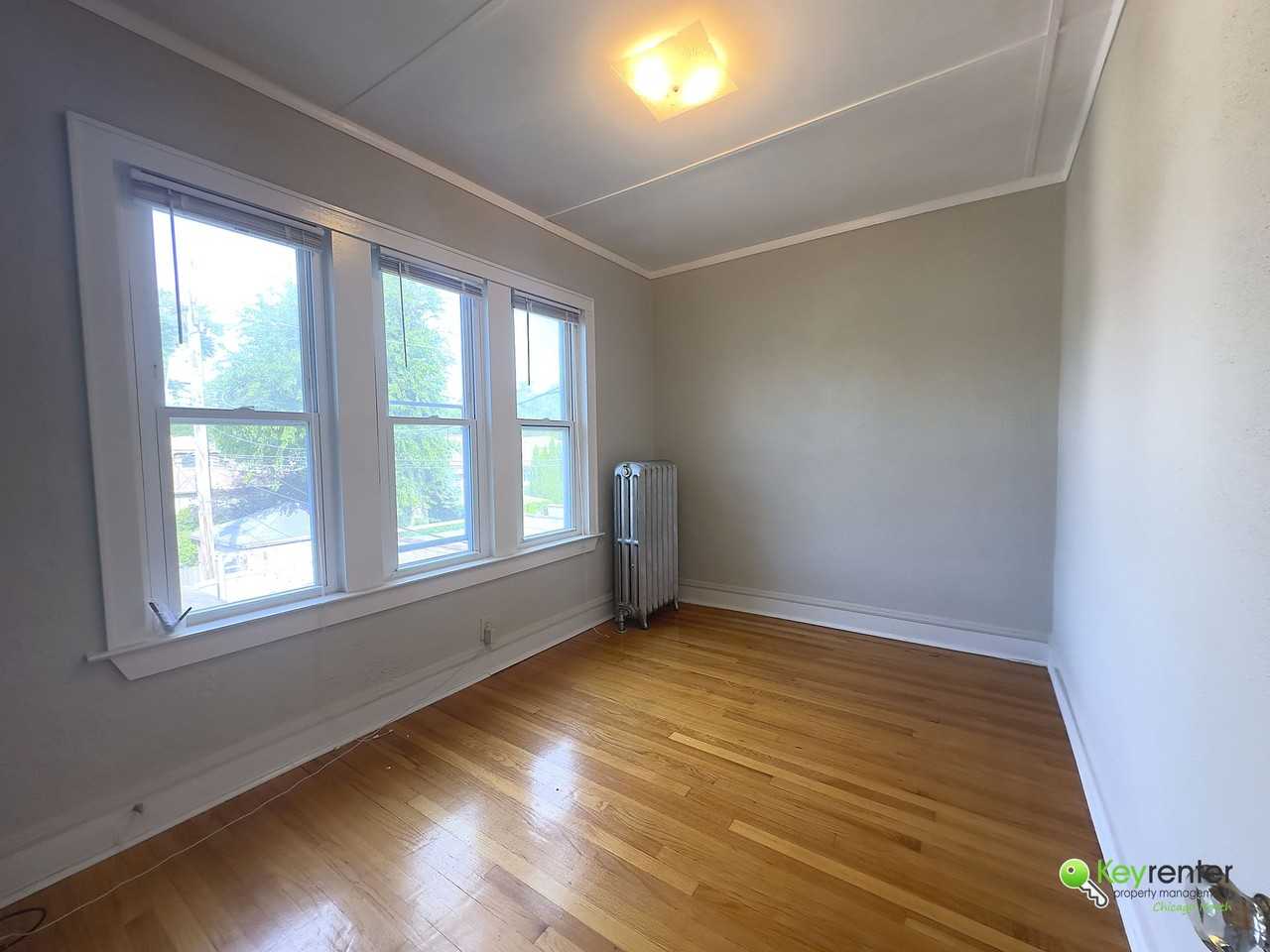 6718 N Rockwell St #2 - Photo 5 of 38