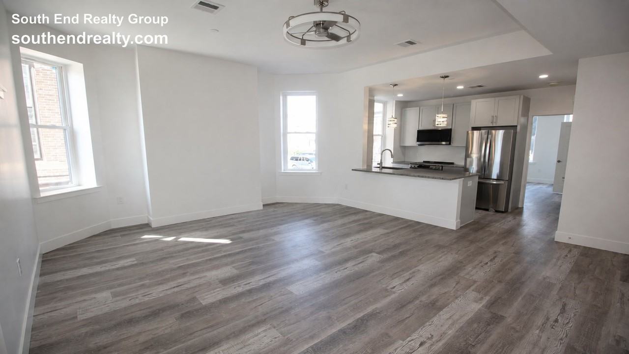 525 E Broadway #1 - Photo 3 of 18